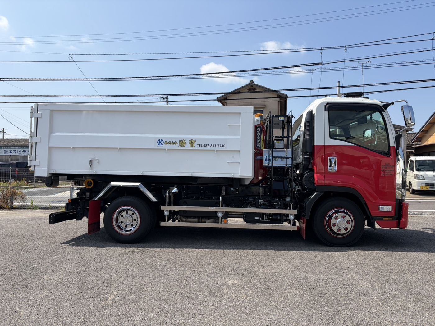 株式会社勝寳の4tアームロール車