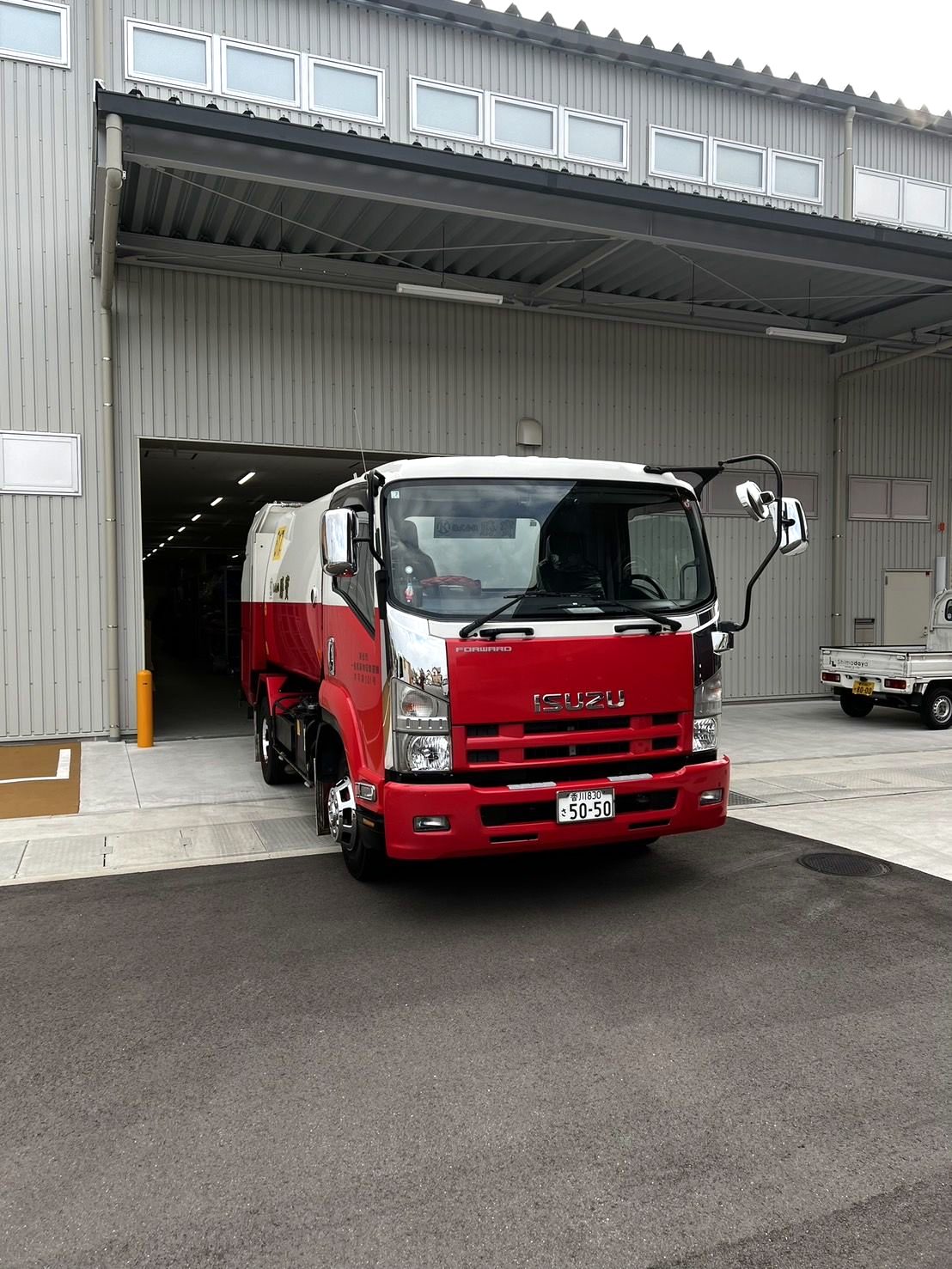 車庫から出動する勝寳の4tパッカー車